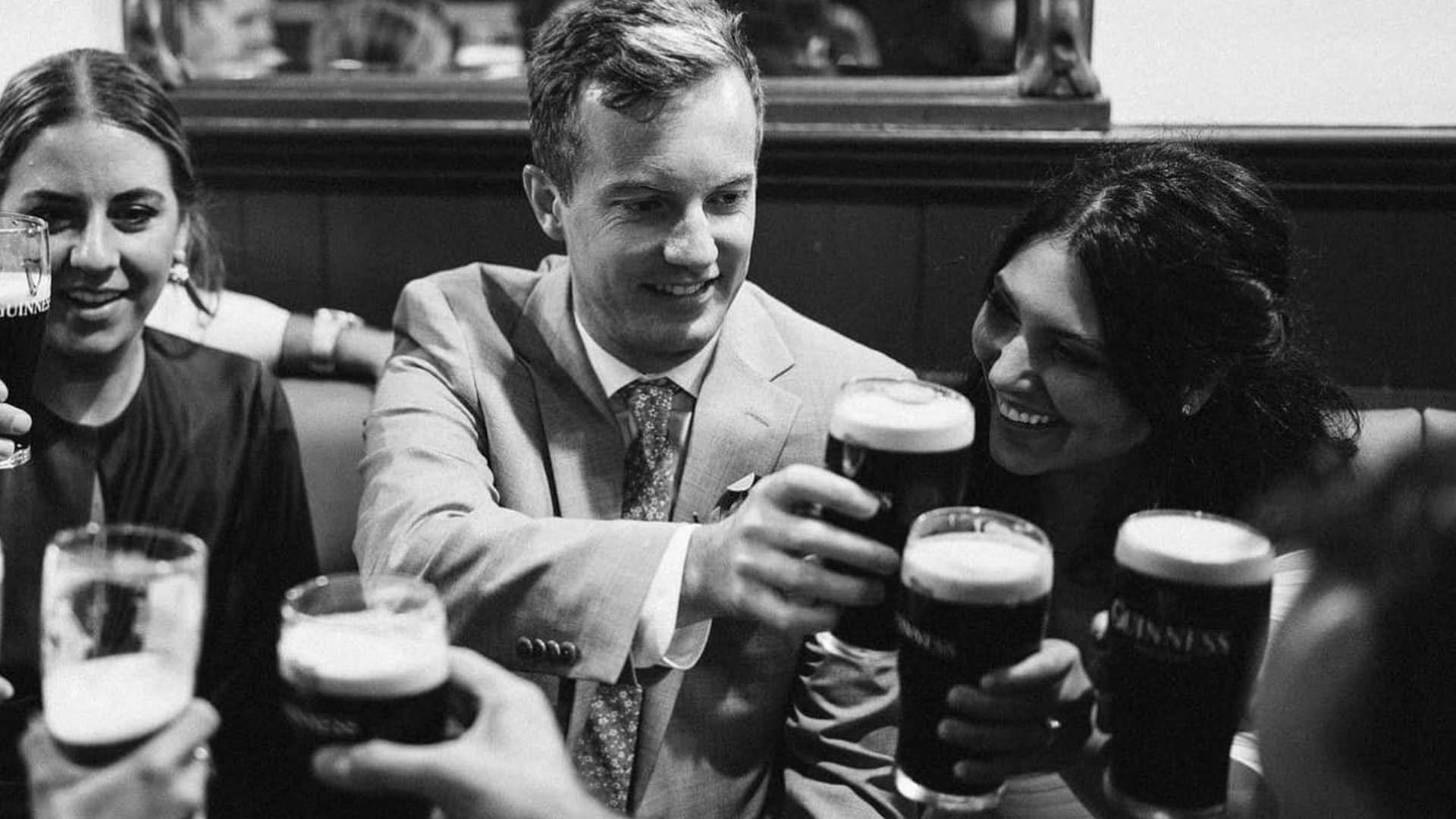 people dirniking guinness in carrick a rede bar